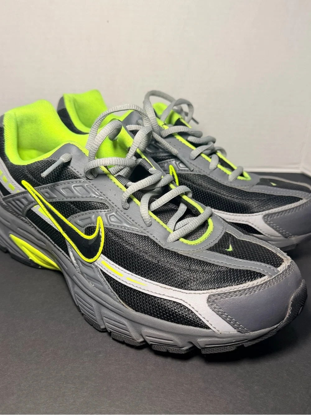 Nike Initiator sneakers Low-top casual shoes 394055-023 Sz 10.5 - Like New